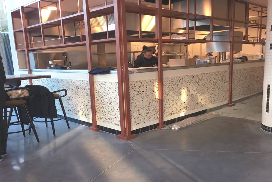 Création d'un bar en Terrazzo orangé et structure cuivrée à Paris